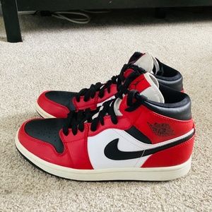 NIKE Air Jordan 1 Mid Chicago Black Toe (MENS)